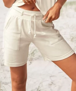 Bench. Bermudas mit Kordel und Eingrifftaschen Ecru, Schwarz -Günstiges Bench Geschäft c26e3c97 249a 5757 afc8 2f859069cd91