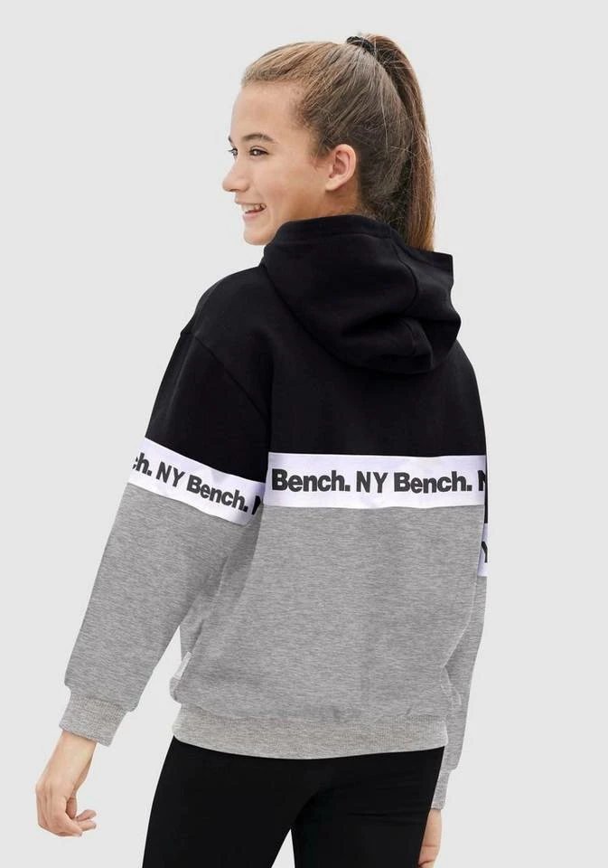 Bench. Kapuzensweatshirt mit fortlaufendem Logodruck 4 Bench. Kapuzensweatshirt mit fortlaufendem Logodruck – Bild 2