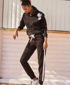 Bench. Relaxhose mit bedruckten Bändern und seitlichen Streifen Rauchrosa, White, Schwarz 17 Bench. Relaxhose mit bedruckten Bändern und seitlichen Streifen Rauchrosa, White, Schwarz -Günstiges Bench Geschäft d26e2247 05da 5d12 94bf 8d181dca597d