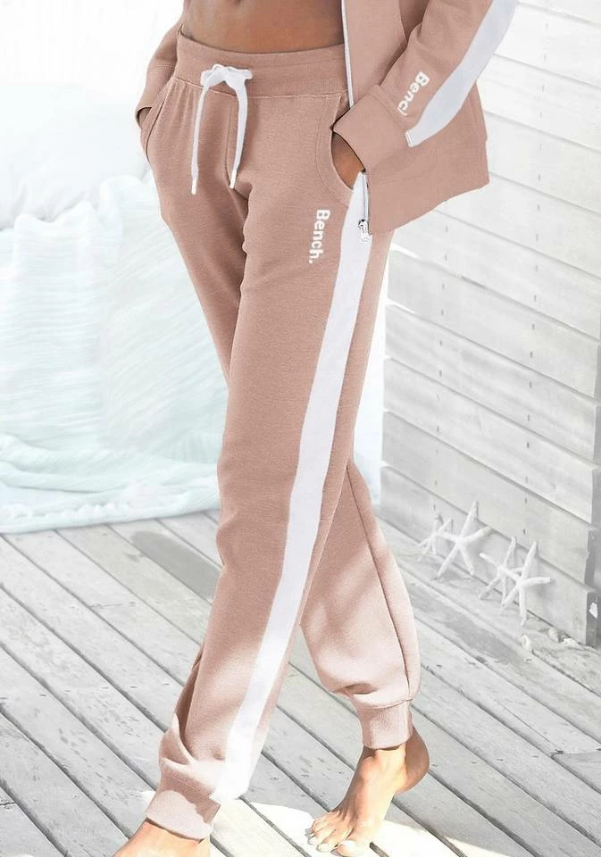 Bench. Sweathose mit Seitenstreifen und schmalem Bein Nude-weiß, Schwarz-weiß, Stone-weiß 3 Bench. Sweathose mit Seitenstreifen und schmalem Bein Nude-weiß, Schwarz-weiß, Stone-weiß