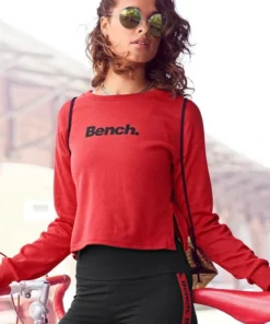 Bench. Sweater kurz geschnitten mit seitlichen Schlitzen Blau, Rot, Schwarz, Ecru -Günstiges Bench Geschäft dd0b1037 ad55 596f bb85 1c6747858828