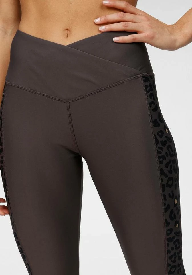 Bench. Caprileggings mit Leodruck und Mesh-Einsatz Black, White-leo 11 Bench. Caprileggings mit Leodruck und Mesh-Einsatz Black, White-leo – Bild 9