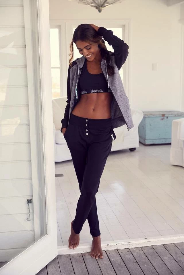 Bench. Kapuzensweatjacke mit farblich abgesetzten Ärmeln Dunkelgrün-hellgrau, Schwarz-dunkelgrau, Rosa-weiß 5 Bench. Kapuzensweatjacke mit farblich abgesetzten Ärmeln Dunkelgrün-hellgrau, Schwarz-dunkelgrau, Rosa-weiß – Bild 3