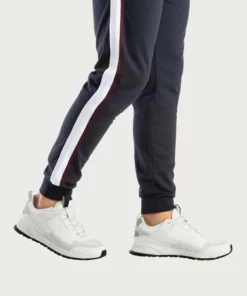 Bench. Relaxhose mit aufgesetzten Streifen an der Seite und Logodruck -Günstiges Bench Geschäft f1867fcf 2d8a 5e1c a304 dab7e752afe3