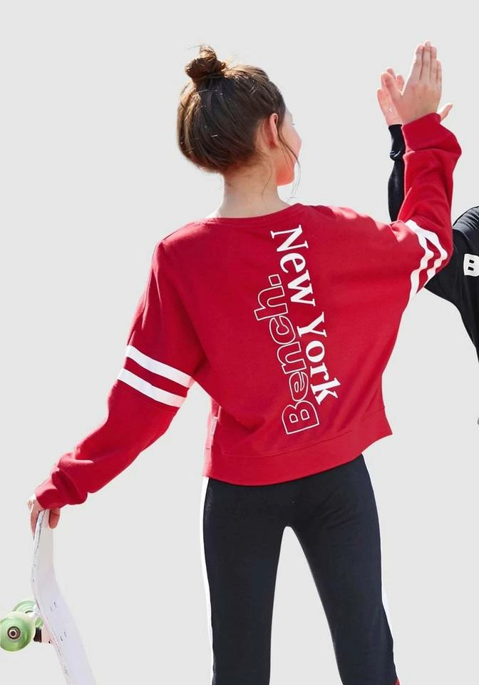 Bench. Langarmshirt in kurzer, weiter Form 3 Bench. Langarmshirt in kurzer, weiter Form